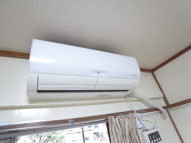 三輝本マンションの設備|暑い夏もこれで大丈夫　チョット大き目のエアコンつき