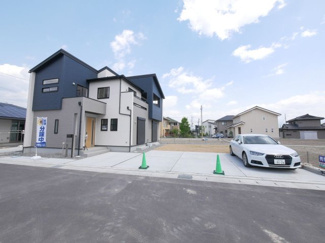 【外観】 | カースペースは並列3台駐車可能　カースペースの他にお庭もございます。