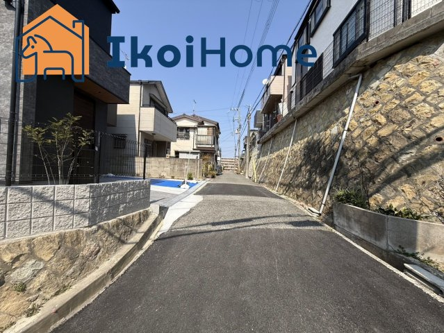 明石市朝霧南町4丁目　新築戸建のエントランス|弊社独自で毎月５組限定「人気オプション３点パック」カーポート・バルコニー・ウッドデッキを１万円で取付