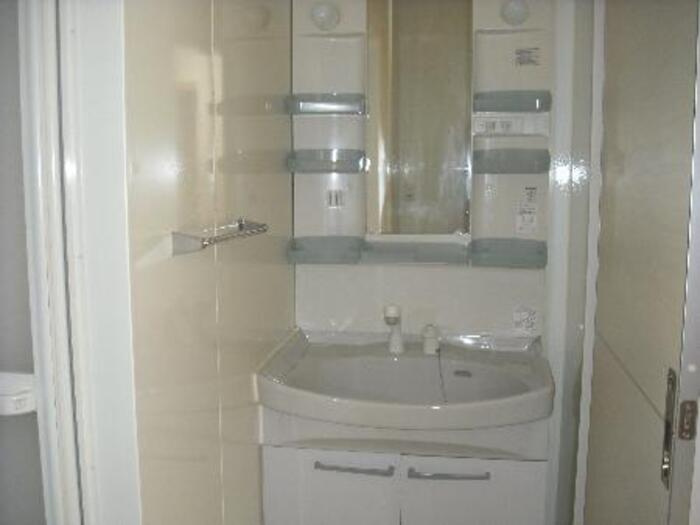 リビングタウン北川添 B棟の独立洗面台