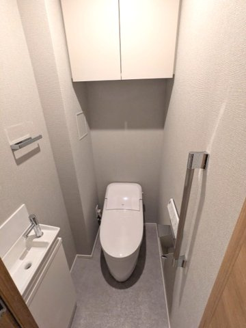ミリアレジデンス蔵前のトイレ|手洗い付き、ペーパーホルダーにスマホストレージ付、瀟洒で節水効果があるタンクレス温水洗浄便座です