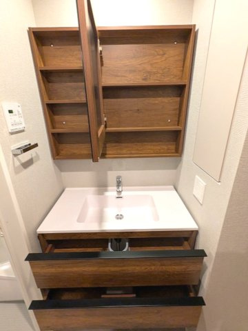 ミリアレジデンス蔵前の設備|トイレと独立した2面鏡付洗面台、洗面台下にヘルスメーターストックあります