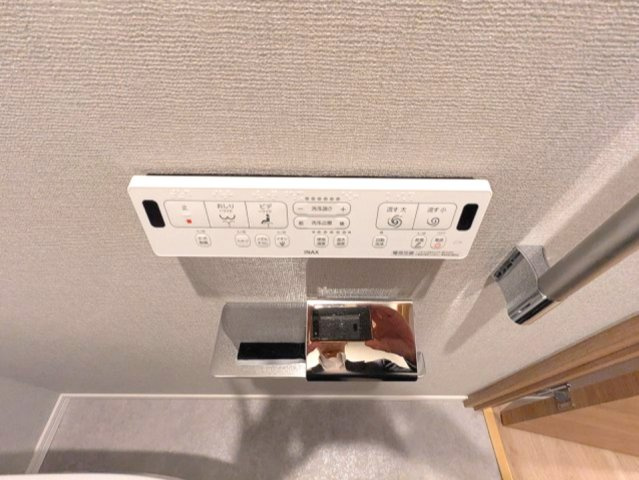 ミリアレジデンス蔵前の設備|ペーパーホルダーにスマホストレージ付、瀟洒で節水効果があるタンクレス温水洗浄便座です