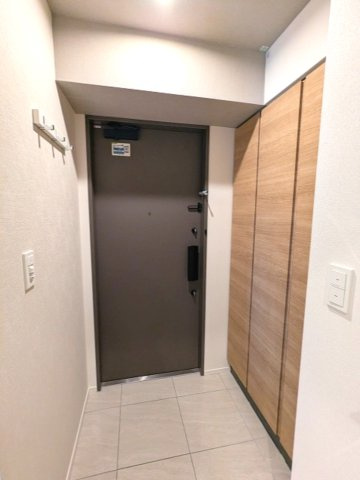 ミリアレジデンス蔵前の設備|ディンプルキーのダブルロックセキュリティ、コートフック付き、人感センサー付玄関ライト