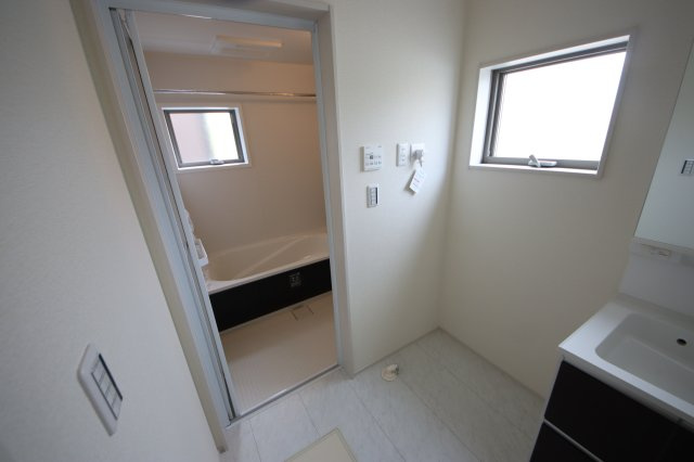 【ランドリースペース】 | 《仲介手数料無料》西区大字中野林898-13(7号棟)新築一戸建てリーブルガーデン | 撮影日 2025年3月28日 14:15 曇り