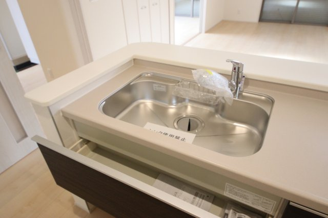 【キッチン】 | 《仲介手数料無料》西区大字中野林898-13(7号棟)新築一戸建てリーブルガーデン | 撮影日 2025年3月28日 14:15 曇り