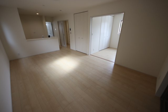 【居間・リビング】 | 《仲介手数料無料》西区大字中野林898-13(7号棟)新築一戸建てリーブルガーデン | 撮影日 2025年3月28日 14:15 曇り