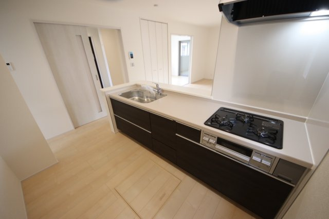 【キッチン】 | 《仲介手数料無料》西区大字中野林898-13(7号棟)新築一戸建てリーブルガーデン | 撮影日 2025年3月28日 14:15 曇り