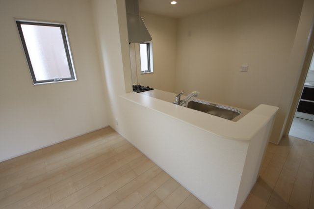 【キッチン】 | 《仲介手数料無料》西区大字中野林898-13(7号棟)新築一戸建てリーブルガーデン | 撮影日 2025年3月28日 14:15 曇り