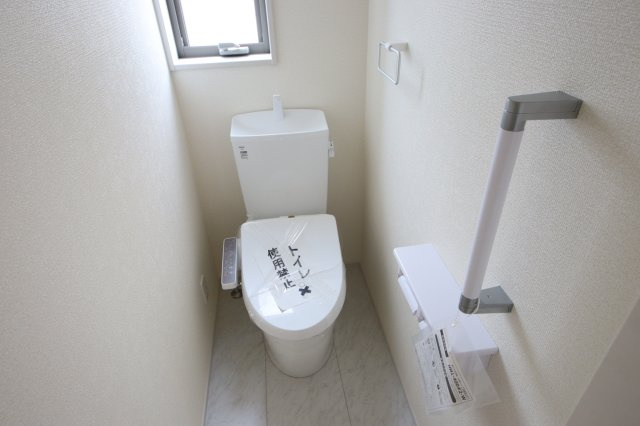 【トイレ】 | 《仲介手数料無料》西区大字中野林898-13(7号棟)新築一戸建てリーブルガーデン | 撮影日 2025年3月28日 14:15 曇り