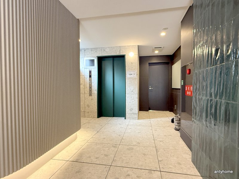 コンフォリア・リヴ北浜平野町　仲介手数料無料のロビー