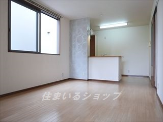 広島市安佐北区深川２丁目のアパートの居間・リビング|人気の対面キッチン