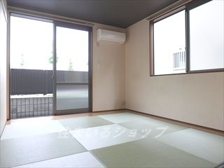 広島市安佐北区深川２丁目のアパートの寝室|お洒落な琉球畳です。エアコン付き。