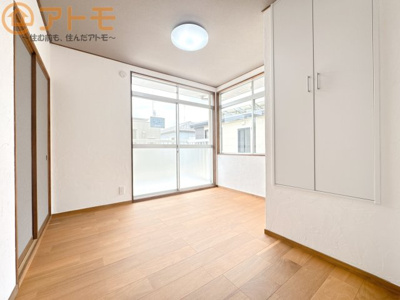 【子供部屋】 | 藤枝市藤岡4丁目　中古戸建　全1棟 | バルコニーに面したお部屋なので、布団などの大きなものも楽々干せます♪