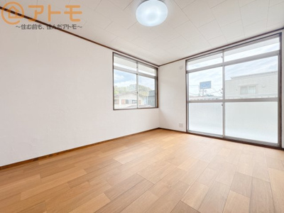 【子供部屋】 | 藤枝市藤岡4丁目　中古戸建　全1棟 | 壁と床がシンプルな色合いだからこそ、自分だけの空間を作れます♪