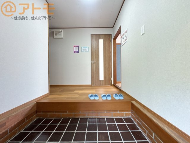 【玄関】 | 藤枝市藤岡4丁目　中古戸建　全1棟 | 靴の脱ぎ履きのしやすい段差の低い玄関です♪