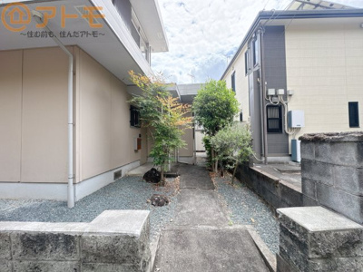 【玄関】 | 藤枝市藤岡4丁目　中古戸建　全1棟 | 玄関までのアプローチ部分です♪