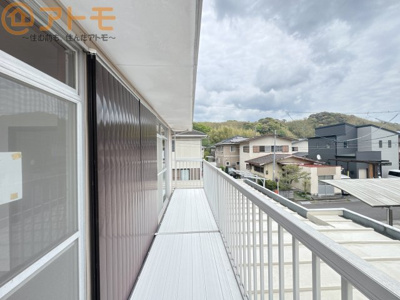 【バルコニー】 | 藤枝市藤岡4丁目　中古戸建　全1棟 | 陽当りの良いバルコニーはお洗濯物はもちろんお布団もふかふかになります♪