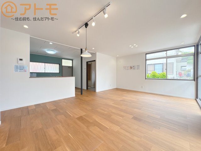 【居間・リビング】 | 藤枝市藤岡4丁目　中古戸建　全1棟 | 広々としたLDKはお子様のリビング学習にもピッタリです♪