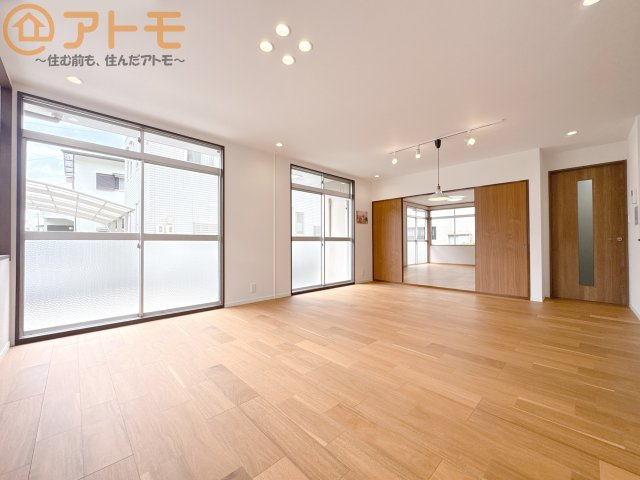 【居間・リビング】 | 藤枝市藤岡4丁目　中古戸建　全1棟 | ゆとりあるLDKは、家族が同じ空間にいながらパーソナルスペースもしっかり確保できますね♪