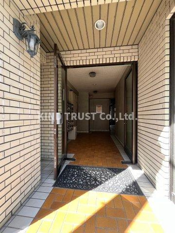 プラディオ長柄のエントランス|建物の内部です