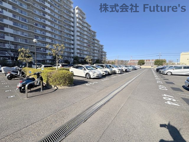 パークフィールドみさと4街区2号館の駐車場|敷地内駐車場（要空き確認）