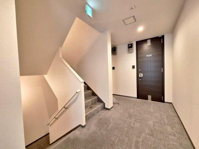 メゾンクレールのロビー|建物内階段