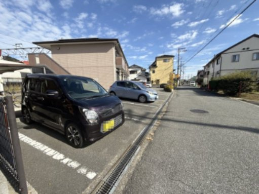 ジュネス谷川の駐車場
