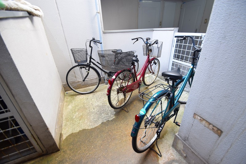 アリーヴェデルチ小阪の駐車場