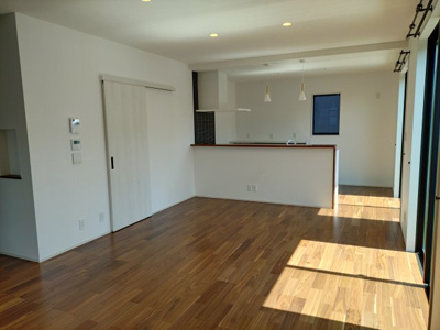 【居間・リビング】 | 高知市鴨部高町　新築売家　4LDK