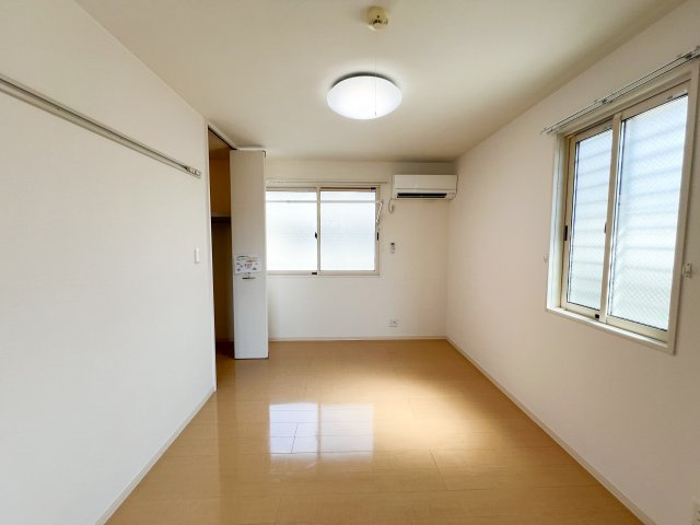 リビングタウン北川添 B棟の洋室