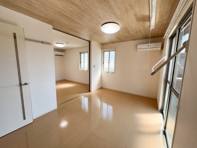 リビングタウン北川添 B棟の洋室