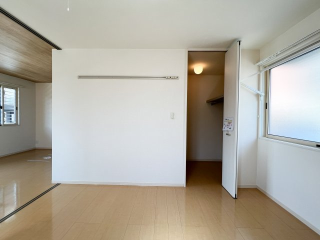 リビングタウン北川添 B棟の洋室