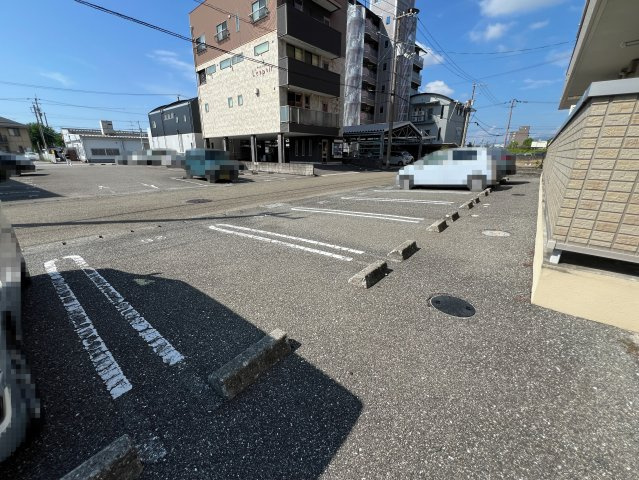 リビングタウン北川添 B棟の駐車場