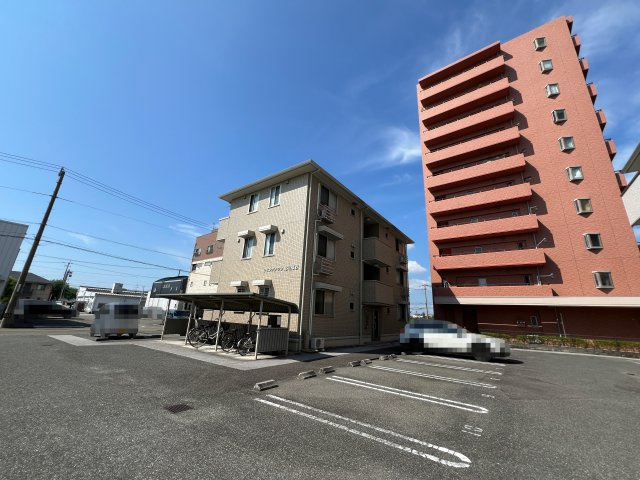 リビングタウン北川添 B棟の駐車場