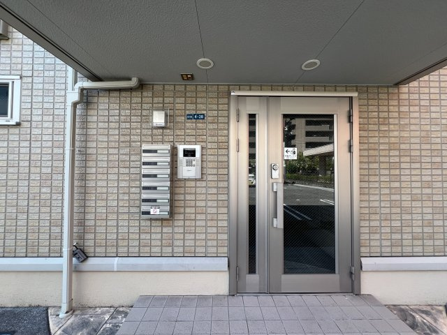 リビングタウン北川添 B棟のエントランス