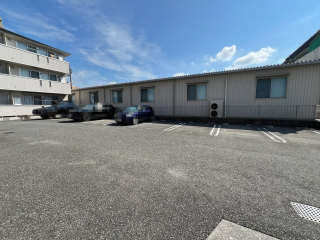 リビングタウン北川添 B棟の駐車場