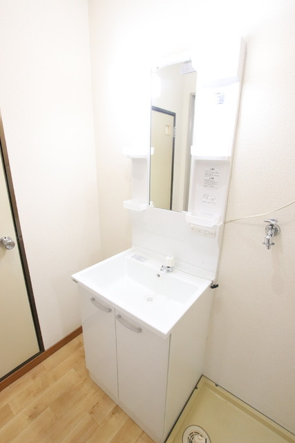 明るい雰囲気の洗面台です