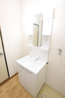 明るい雰囲気の洗面台です