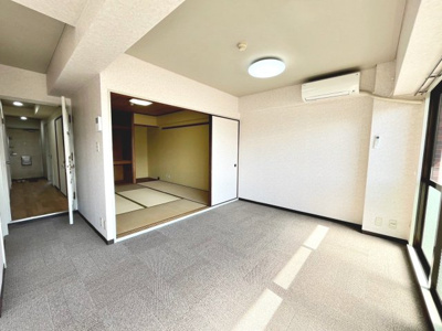 【居間・リビング】 | シャルマンコーポ松之浜 | リビング隣の和室は客間やキッズスペースとしてもご利用いただけます♪