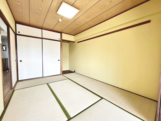 シャルマンコーポ松之浜の和室|和室は約6帖。足を伸ばしてお寛ぎいただけます♪