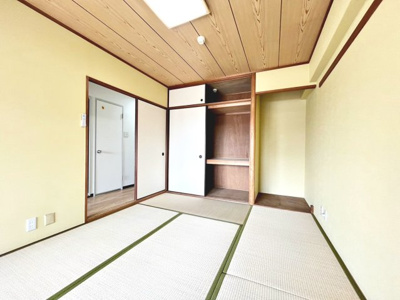 【和室】 | シャルマンコーポ松之浜 | 押入もたっぷりしていてかさばる布団等も収納できます♪