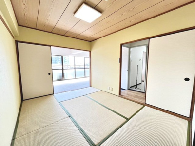 【和室】 | シャルマンコーポ松之浜 | リビング隣にある和室で食後にゴロンと横になれるのも魅力です♪