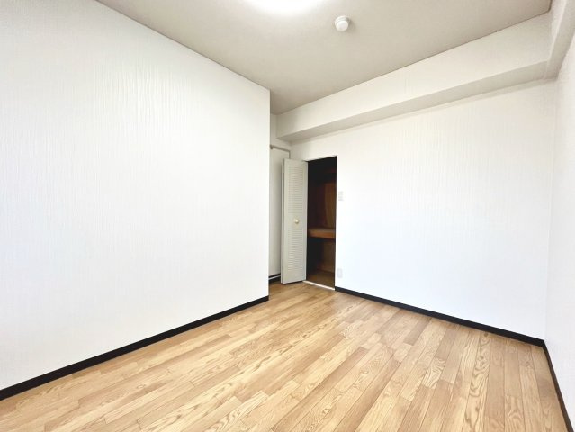 シャルマンコーポ松之浜の洋室|約5帖の洋室です。収納付きでお部屋もスッキリ片付きます。