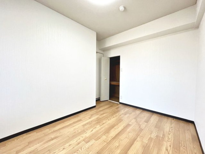 【洋室】 | シャルマンコーポ松之浜 | 約5帖の洋室です。収納付きでお部屋もスッキリ片付きます。