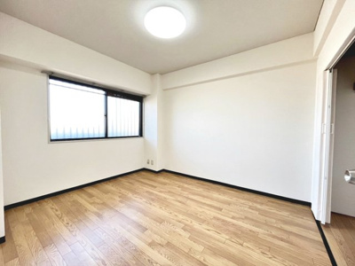 【洋室】 | シャルマンコーポ松之浜 | 約6帖の洋室。ベッドを置いてもゆとりがございます♪