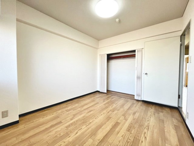 【洋室】 | シャルマンコーポ松之浜 | 全居室収納付きで室内スッキリ片付きます♪