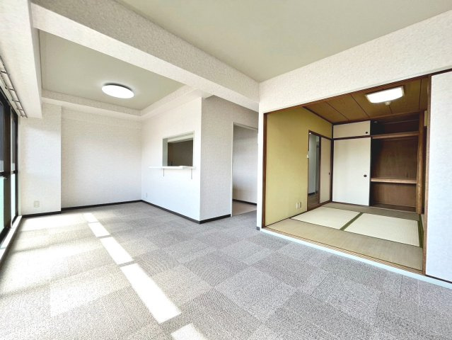シャルマンコーポ松之浜の居間・リビング|LDKは約16帖とゆとりのある広さです♪