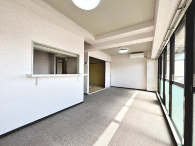 【居間・リビング】 | シャルマンコーポ松之浜 | リビングを見渡せる対面キッチンご家族との会話も弾みます♪