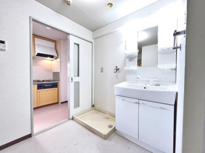 【独立洗面台】 | シャルマンコーポ松之浜 | 洗面室の様子。室内洗濯機置場もございます♪